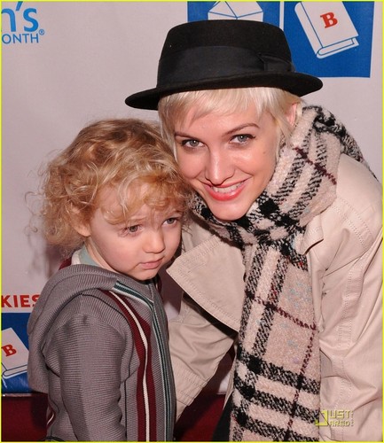  Ashlee Simpson: milch + Bookies Story Time with Bronx!