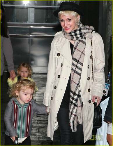  Ashlee Simpson: milch + Bookies Story Time with Bronx!