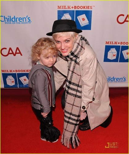 Ashlee Simpson: leche + Bookies Story Time with Bronx!