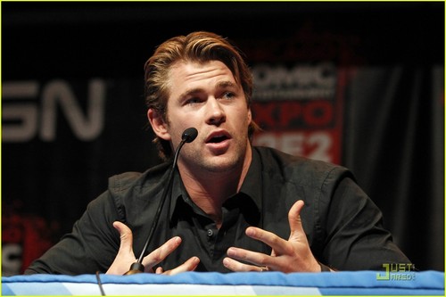  Chris Hemsworth: Chicago Comic & Entertainment Expo Q&A!