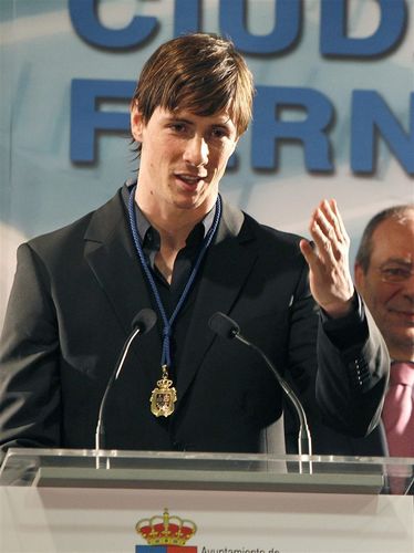  Fernando received "The vàng Medal" of Fuenlabrada