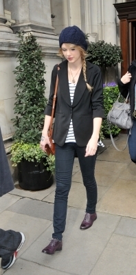  Leaving her hotel in London, England
