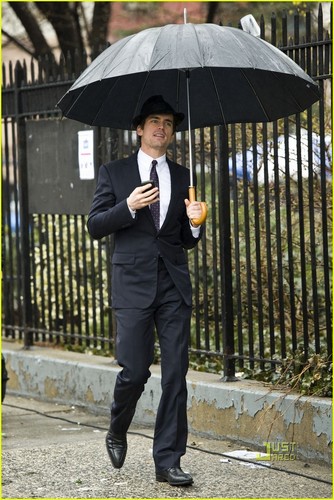  Matt Bomer: Rainy день on 'White Collar' Set