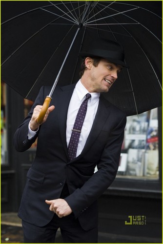 Matt Bomer: Rainy dia on 'White Collar' Set