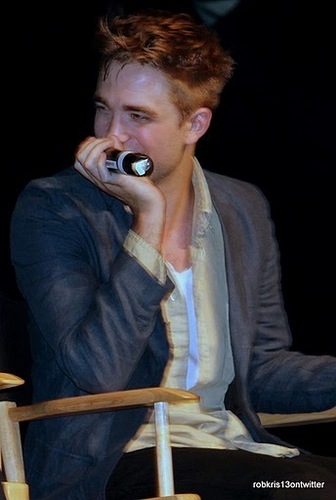  más Amazing fotos of Rob, Kristen and Taylor at LA Twilight Comvention