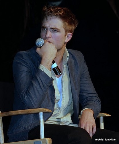  más Amazing fotos of Rob, Kristen and Taylor at LA Twilight Comvention