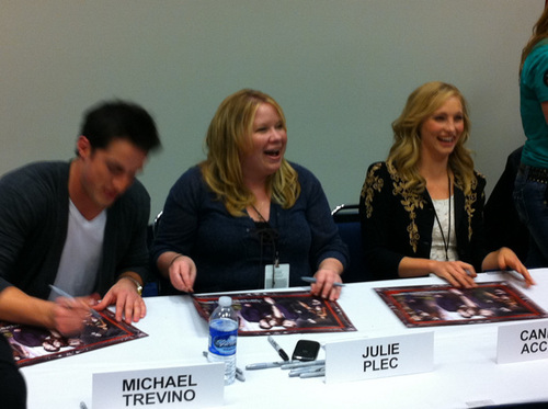  più foto of Candice at the Chicago Comic & Entertainment Expo! [19/03/11]