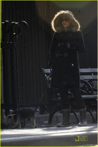  Natalie Portman Takes Whiz for a Walk