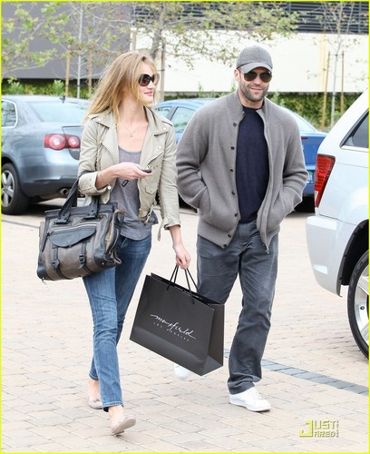  Rosie Huntington-Whiteley: Shopping دن with Jason Statham!
