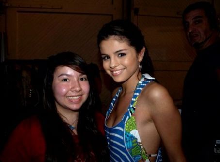  Selena Poses with a پرستار in a sexy dress