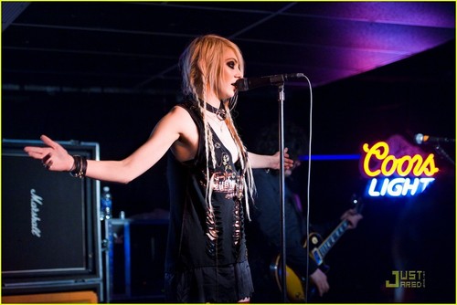  Taylor Momsen Rocks Out in New Jersey