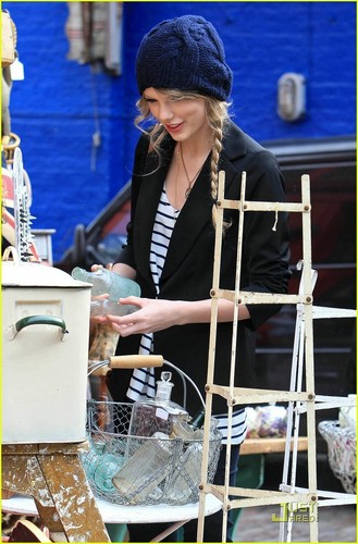  Taylor Swift: Antique Shopping Addict!
