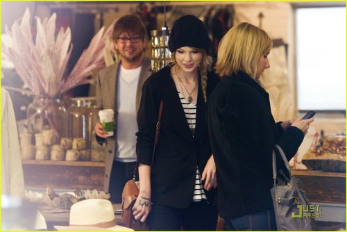  Taylor Swift: Antique Shopping Addict!