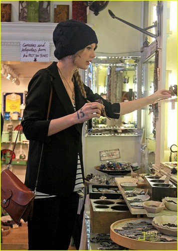 Taylor Swift: Antique Shopping Addict!