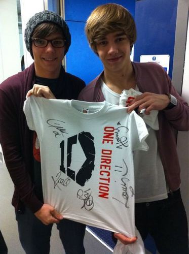  louis and liam holding a signed 1D t-shirt that they threw out to the crowd at the tour! im jealous!
