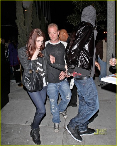 44 mais HQ pics of Ashley, @QuesoCabesaKT4 and @dicky2times leaving Trousdale