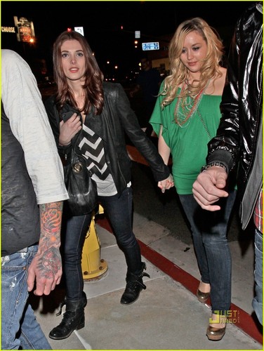  44 lebih HQ pics of Ashley, @QuesoCabesaKT4 and @dicky2times leaving Trousdale
