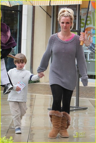  Britney Spears: Gymboree with the Boys!