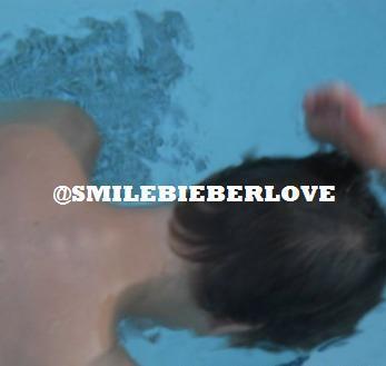  Justin swimming back accueil in Stratford