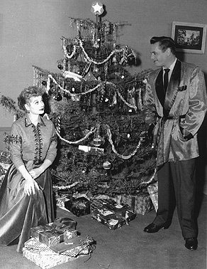  Lucy and Ricky Under the Christmas arbre