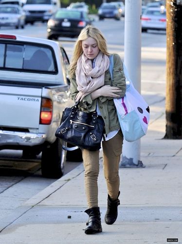 New Candids: Dakota Walking to School in Los Angeles (22/03/11).