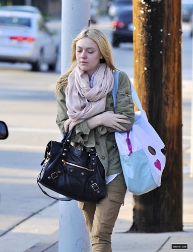  New Candids: Dakota Walking to School in Los Angeles (22/03/11).