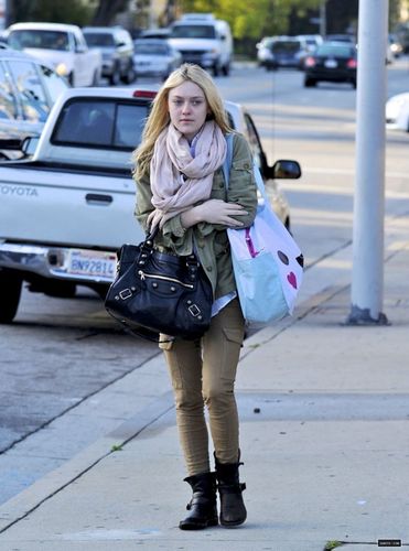 New Candids: Dakota Walking to School in Los Angeles (22/03/11).