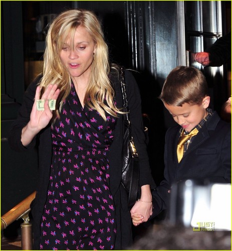  Reese Witherspoon: Brentwood Birthday Dinner!