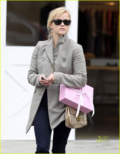 Reese Witherspoon: Brentwood Country Mart Visit!