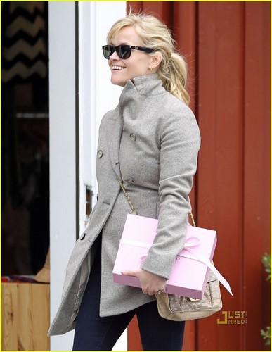  Reese Witherspoon: Brentwood Country Mart Visit!