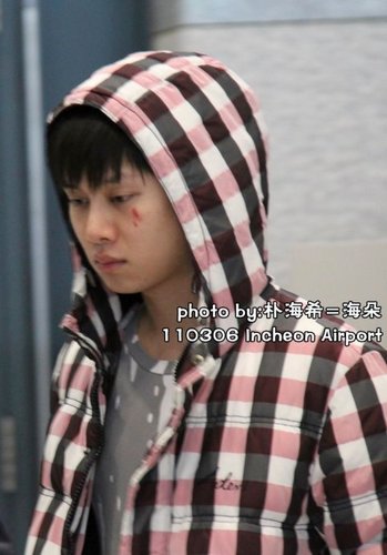 a fan hit heechul por a board on 5 march 2011