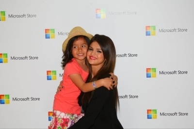 > Microsoft Store Opening Concert Meet & Greet at South Coast Plaza