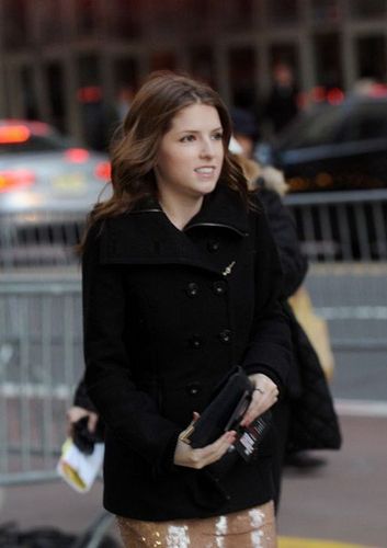  Anna Kendrick with Фаны (Comedy Awards) In NYC (March 26)