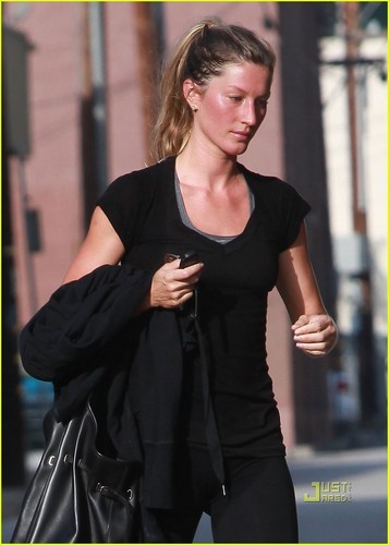  Gisele out & about in L.A. 3/29/11