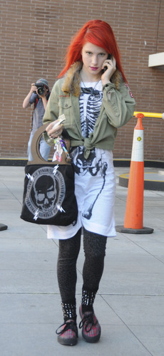  Hayley out in Beverly Hills (28.3.2011)