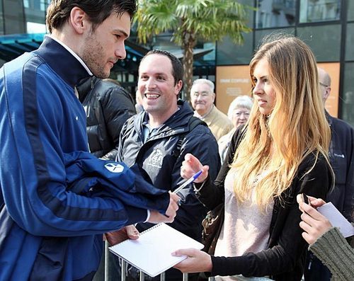  Hugo Lloris gives a Фан a autograph (29.03.2011)