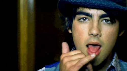  I amor the way Joe moves his mouth when he talks. ;)
