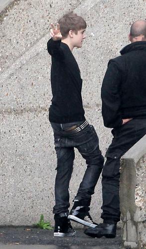  Justin Bieber outside his Hotel in Paris!!