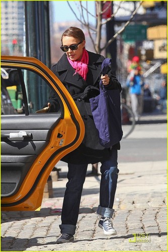  Natalie Portman & Benjamin Millepied Take A Taxi