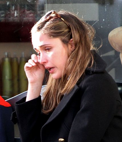  Rose Byrne emotional at 'Coffee boon & thee Leaf'
