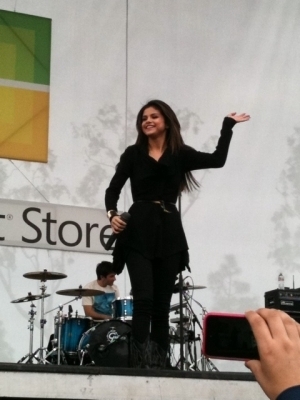  Selena Microsoft Store Opening concierto