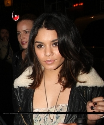  Vanessa out in Londres