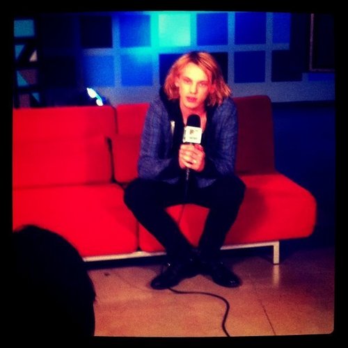  Check a pic of @jamiebower talking with @jocelyn1212 in the newsroom.