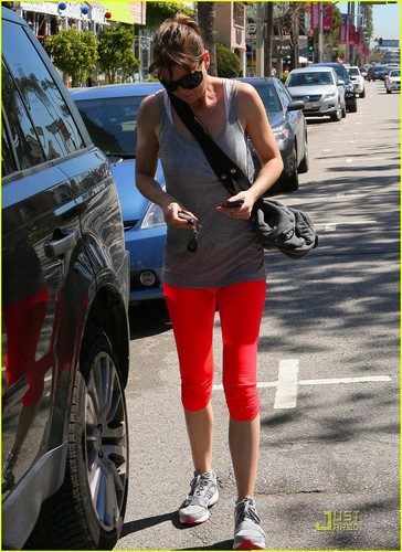  Ellen Pompeo: Lady in Red Workout Pants