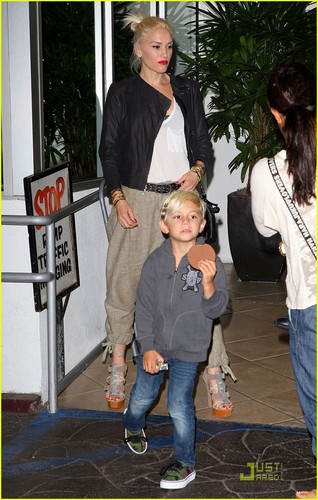  Gwen Stefani: cena with the Family!