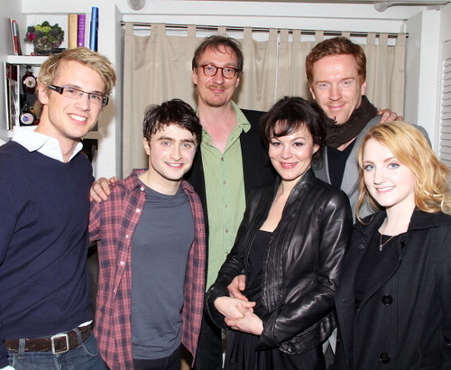  HP cast attend Daniel Radcliffe's 'How to Succeed' Sunday mostrar