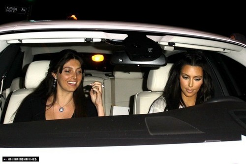  Kim is photographed at STK on a 晚餐 日期 with her girlfriends 3/16/11