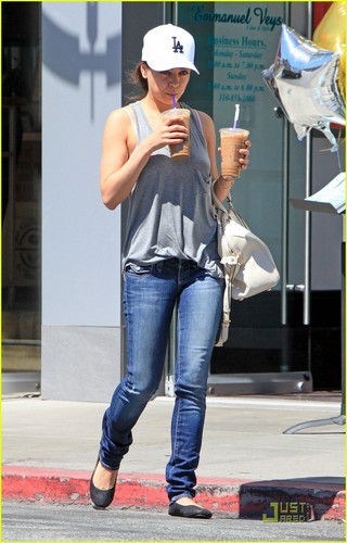  Mila Kunis Cools Down with Coffee