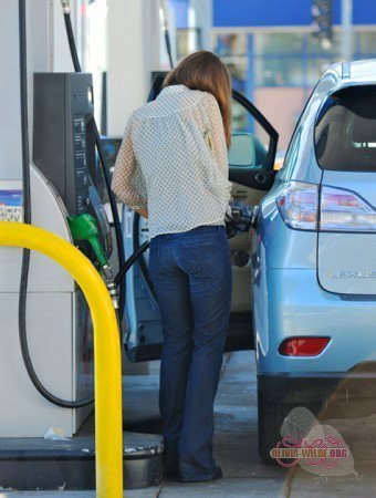  Stopping kwa a gas station in LA [March 31, 2011]