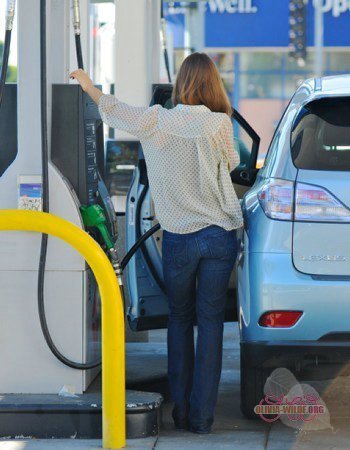  Stopping sa pamamagitan ng a gas station in LA [March 31, 2011]